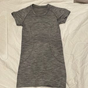 Lululemon sz 2 moisturizer wicking Luon short sleeve shirt
